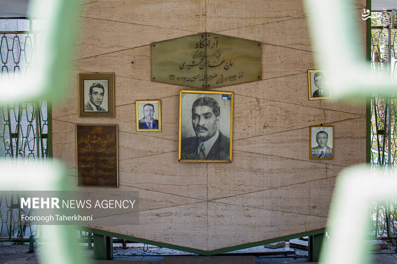 آرامگاه محمدحسن شمشیری در ابن باویه، وی از برجستهترین حامیان جبهه ملی بود، که کمکهای مالی او به دکتر مصدق در جریان نهضت ملی شدن صنعت نفت، نقش بهسزایی داشت آرامگاه محمدحسن شمشیری در ابن باویه، وی از برجستهترین حامیان جبهه ملی بود، که کمکهای مالی او به دکتر مصدق در جریان نهضت ملی شدن صنعت نفت، نقش بهسزایی داشت