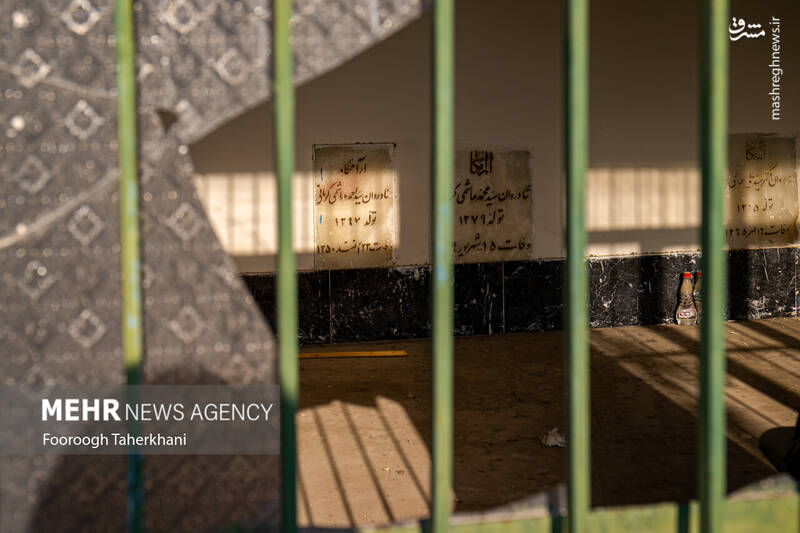 آرامگاههای خانوادگی واقع در محوطهی امامزاده عبدالله (ع) به سبک معماری دورهی قاجار، پهلوی اول و دوم ساخته شدهاند آرامگاههای خانوادگی واقع در محوطهی امامزاده عبدالله (ع) به سبک معماری دورهی قاجار، پهلوی اول و دوم ساخته شدهاند