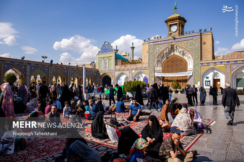 حرم حضرت عبدالعظیم حسنی (ع) محل دفن «عبدالعظیم حسنی» و یکی از معروفترین زیارتگاههای تهران در شهر ری است حرم حضرت عبدالعظیم حسنی (ع) محل دفن «عبدالعظیم حسنی» و یکی از معروفترین زیارتگاههای تهران در شهر ری است