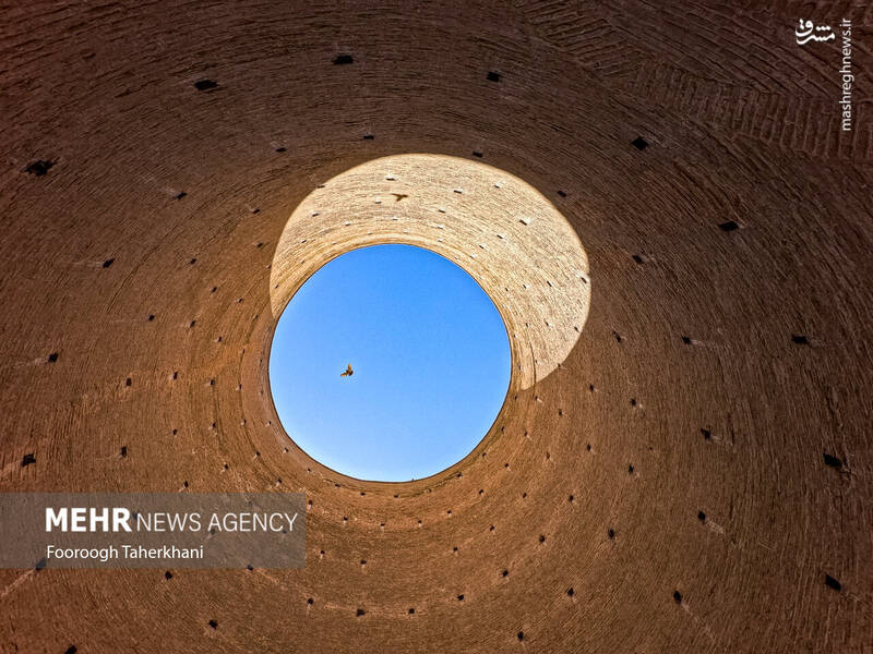 برج طغرل از آثاردوران سلجوقیان در شرق آرامگاه ابنبابویه است. این برج شبیه عقربههای ساعت است و میتوانید از روی تابش آفتاب روی کنگرههای آن، زمان را تشخیص داد برج طغرل از آثاردوران سلجوقیان در شرق آرامگاه ابنبابویه است. این برج شبیه عقربههای ساعت است و میتوانید از روی تابش آفتاب روی کنگرههای آن، زمان را تشخیص داد