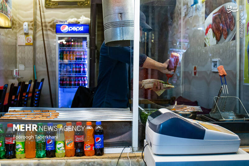 بازار تاریخی ری،که در شمال حرم حضرت عبدالعظیم حسنی (ع) قرار گرفته است. این بازار به دستور «امیرکبیر» بازسازی شده است بازار تاریخی ری،که در شمال حرم حضرت عبدالعظیم حسنی (ع) قرار گرفته است. این بازار به دستور «امیرکبیر» بازسازی شده است