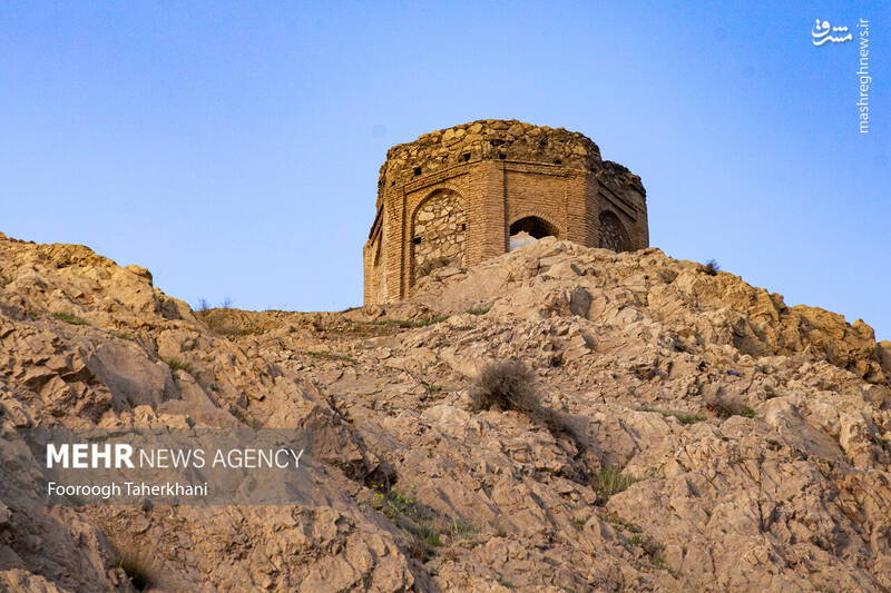 برج یزید یا برج نقارهخانه در شمال شهرستان ری در غرب امینآباد،این برج حدودا هزار سال پیش به دستور «بزرگ امید» ساخته شده است تا محلی برای دفن او باشد برج یزید یا برج نقارهخانه در شمال شهرستان ری در غرب امینآباد،این برج حدودا هزار سال پیش به دستور «بزرگ امید» ساخته شده است تا محلی برای دفن او باشد