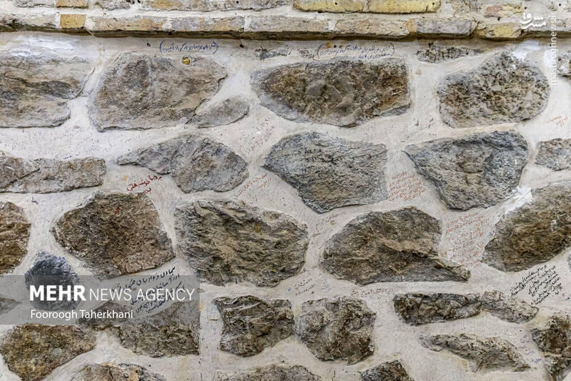 زائرین روی دیوار بی بی شهربانو حاجت های خود را می نویسند زائرین روی دیوار بی بی شهربانو حاجت های خود را می نویسند