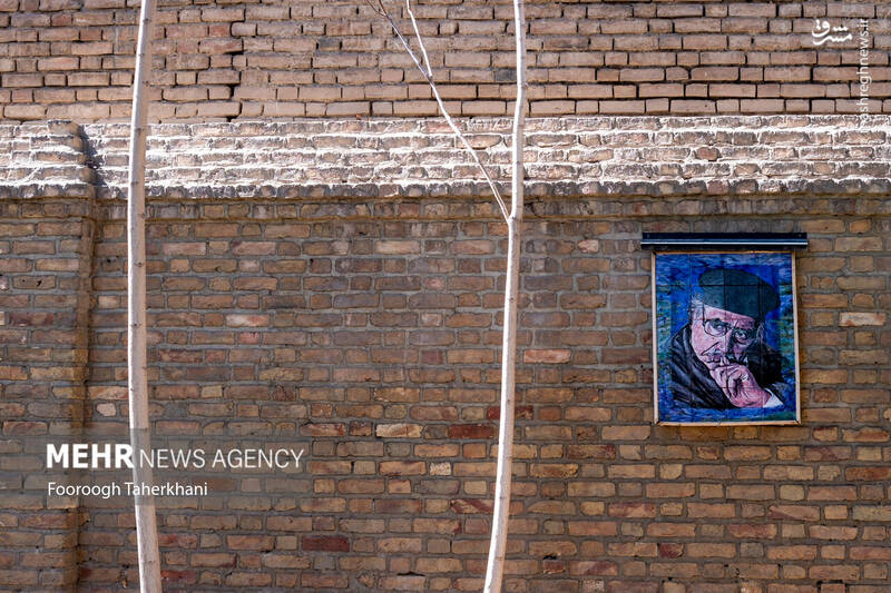 میر سید محمد محیط طباطبائی پژوهشگر ادبی، مورخ، منتقد و ادیب معاصر ایران که در برج طغرل به خاک سپرده شده است میر سید محمد محیط طباطبائی پژوهشگر ادبی، مورخ، منتقد و ادیب معاصر ایران که در برج طغرل به خاک سپرده شده است