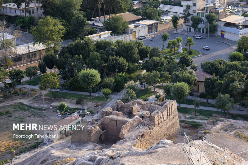 دژ رشکان از جمله دژهای محافظ ری در چهارسوی شهر است که بر بالای کوهی استوار است. این دژ که از لاشه سنگ و ساروج ساخته شده، متعلق به دوران اشکانیان است دژ رشکان از جمله دژهای محافظ ری در چهارسوی شهر است که بر بالای کوهی استوار است. این دژ که از لاشه سنگ و ساروج ساخته شده، متعلق به دوران اشکانیان است