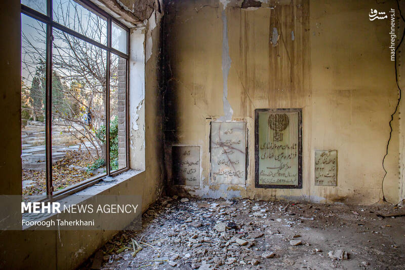 آرامگاههای خانوادگی واقع در محوطهی امامزاده عبدالله (ع) به سبک معماری دورهی قاجار، پهلوی اول و دوم ساخته شدهاند آرامگاههای خانوادگی واقع در محوطهی امامزاده عبدالله (ع) به سبک معماری دورهی قاجار، پهلوی اول و دوم ساخته شدهاند