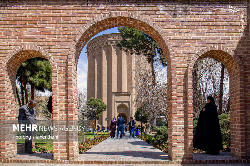 برج طغرل از آثاردوران سلجوقیان در شرق آرامگاه ابنبابویه است. این برج شبیه عقربههای ساعت است و میتوانید از روی تابش آفتاب روی کنگرههای آن، زمان را تشخیص داد برج طغرل از آثاردوران سلجوقیان در شرق آرامگاه ابنبابویه است. این برج شبیه عقربههای ساعت است و میتوانید از روی تابش آفتاب روی کنگرههای آن، زمان را تشخیص داد