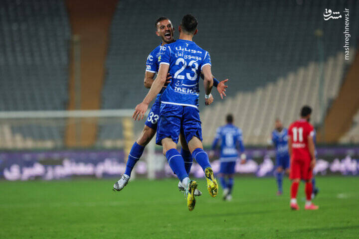 بازیکن فرهاد مجیدی به داد نکونام رسید