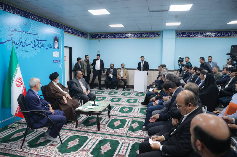 عکس/ نشست رئیسی با فعالان عرصه تولید مازندران