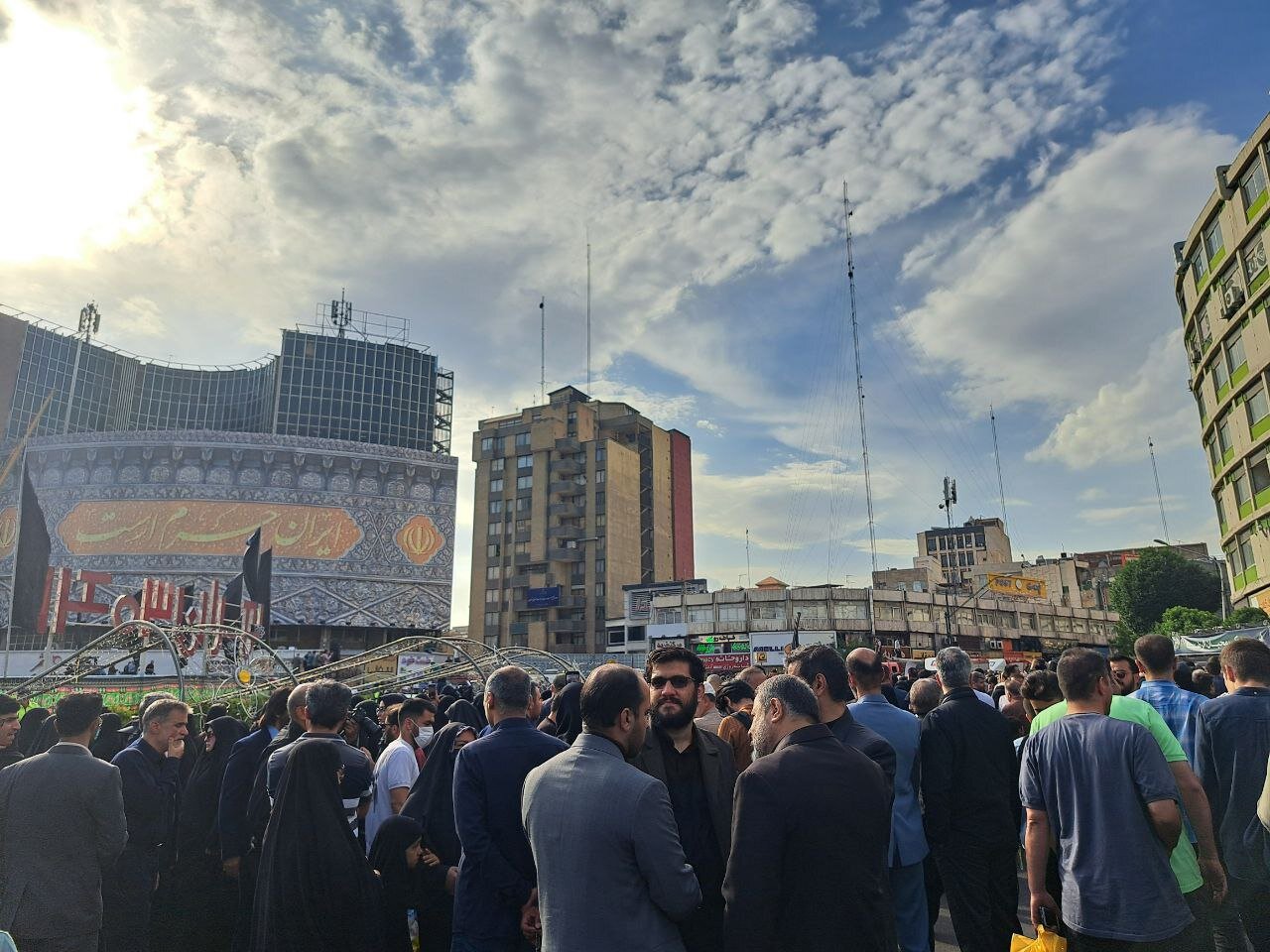 اجتماع مردم تهران در پاسداشت شهدای خدمت در میدان ولیعصر +عکس و فیلم
