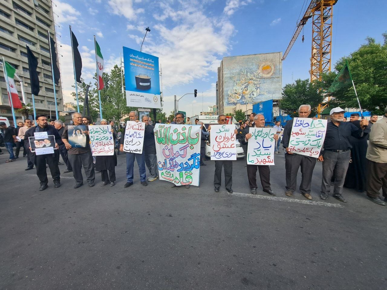 اجتماع مردم تهران در پاسداشت شهدای خدمت در میدان ولیعصر +عکس و فیلم