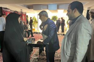 حضور وزیر ورزش در منزل شهید امیرعبداللهیان + عکس