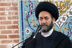 عکس یادگاری امام جمعه اردبیل با قاب عکس آیتالله آل هاشم