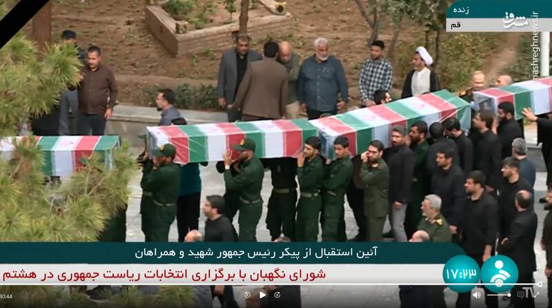 ورود پیکر شهدای خدمت به حرم حضرت فاطمه معصومه (س)/ حضور خیل جمعیت برای استقبال / شهدا طواف میشوند + عکس و فیلم 3