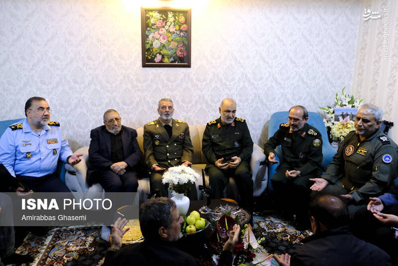 عکس / دیدار فرماندهان سپاه و ارتش با خانواده شهدای گروه پروازی رئیس‌جمهور 19