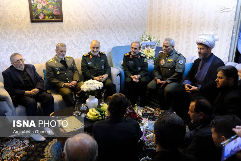 عکس / دیدار فرماندهان سپاه و ارتش با خانواده شهدای گروه پروازی رئیس‌جمهور 16