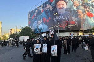 لحظه به لحظه با تشییع رئیس جمهور و شهدای خدمت در تهران / سیل عظیم مردم در خیابان انقلاب روان است + عکس و فیلم