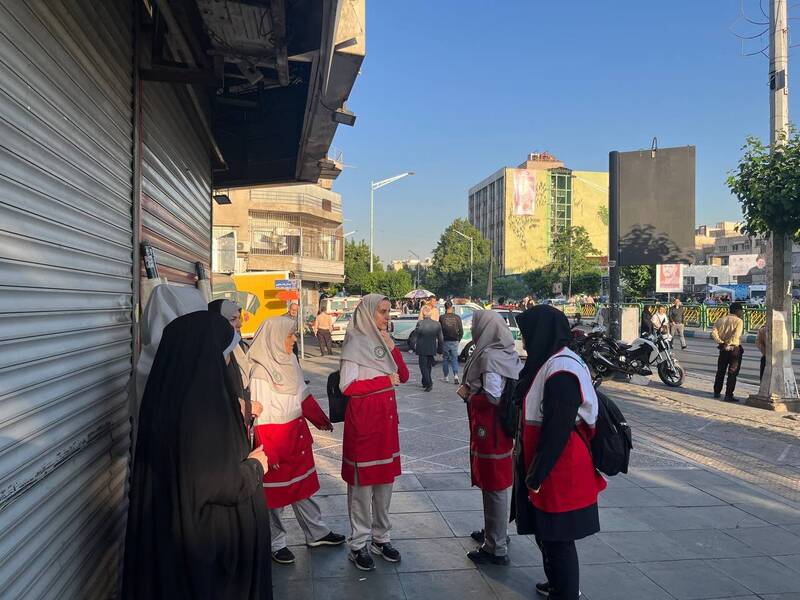 لحظه به لحظه با تشییع رئیس جمهور و شهدای خدمت در تهران / سیل عظیم مردم در خیابان انقلاب روان است + عکس و فیلم 3