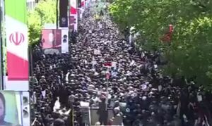 فیلم / حضور پر شور مردم در مراسم تشییع شهید قدیمی در زنجان