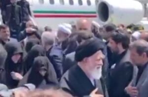استقبال از خانواده‌ شهید رئیسی در فرودگاه مشهد