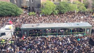 رویترز: همه ایران برای بدرقه رئیسی آمدند