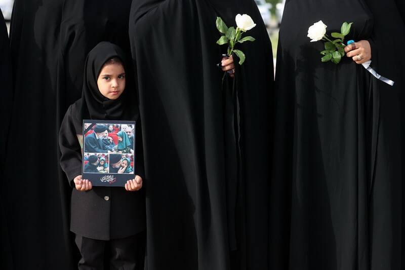 تشییع باشکوه رئیس جمهور شهید در بیرجند/ حضور پرشور مردم برای وداع +عکس و فیلم