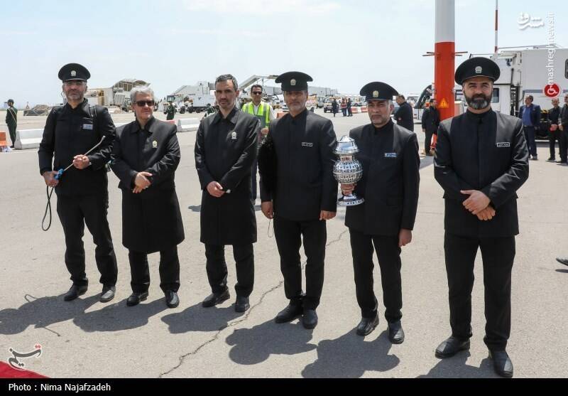 عکس / ورود خانواده شهید جمهور به فرودگاه مشهد