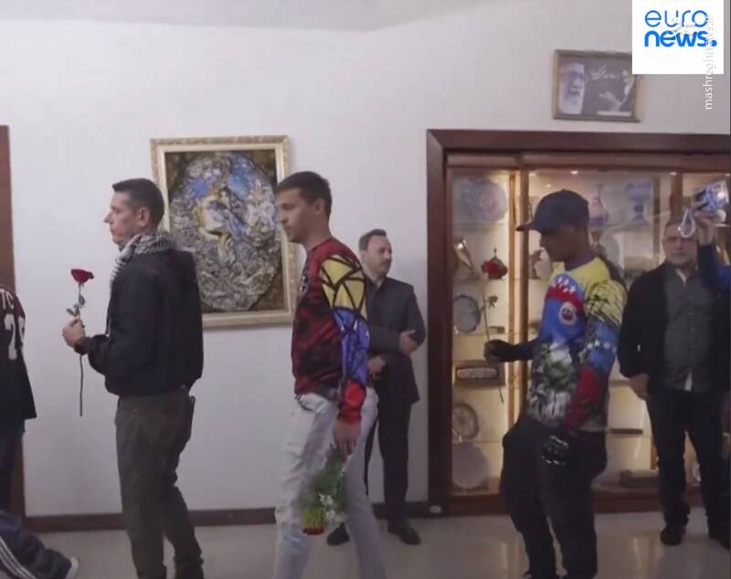 حضور ونزوئلایی‌ها در سفارت ایران برای ادای احترام به شهدای خدمت