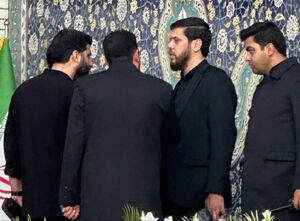 عکس/اشک‌های محافظ رئیس‌جمهور در مراسم تشییع شهید موسوی