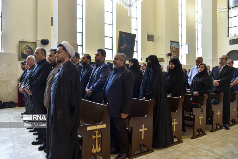 عکس/ ادای احترام و دعا برای رئیس جمهور شهید در کلیسای سرکیس