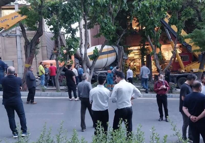 واژگونی مرگبار یک دستگاه کامیون میکسر در کرج +عکس