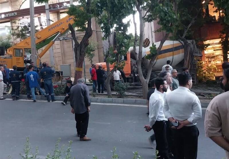 واژگونی مرگبار یک دستگاه کامیون میکسر در کرج +عکس