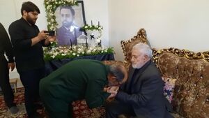 اهدای لوح سپاس فرمانده کل سپاه به خانواده شهید خدمت «مالک رحمتی»