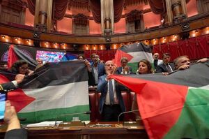 پرچم فلسطین در دستان نمایندگان پارلمان ایتالیا
