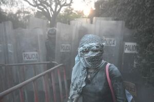 تصاویر حمله معترضان حامی فلسطین به سفارت رژیم صهیونیستی در مکزیکوسیتی