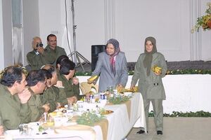 موز دادن به میمونهای دست آموز فرقه!