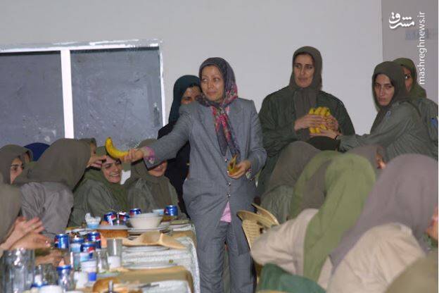 موز دادن به میمونهای دست آموز فرقه! 2