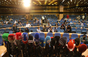 اولین داوطلب روز سوم که خبرنگاران او را نشناختند! / پزشکیان دست در دست دخترش وارد ستاد انتخابات شد + عکسوفیلم