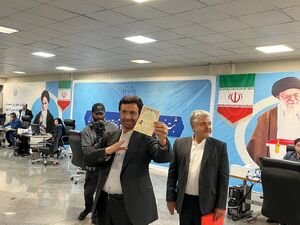 عکس / فداحسین مالکی در انتخابات ثبت نام کرد