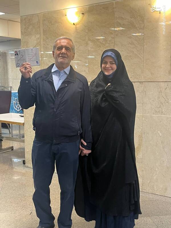 اولین داوطلب روز سوم که خبرنگاران او را نشناختند! /پزشکیان دست‌ در دست دخترش وارد ستاد انتخابات شد +عکس‌وفیلم