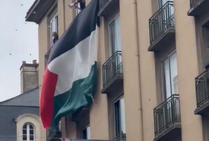 نصب پرچم فلسطین بر روی یک ساختمان در فرانسه