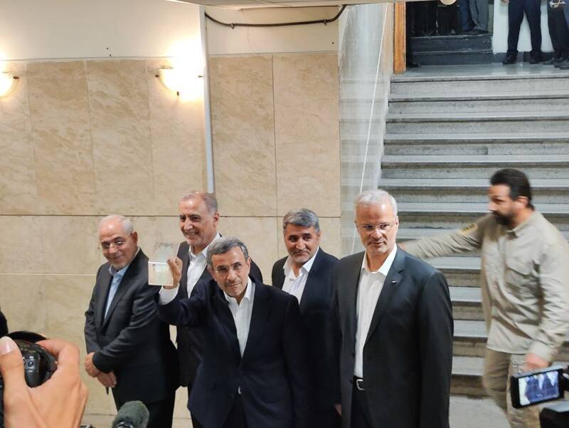 احمدی نژاد در انتخابات ریاست جمهوری ثبت نام کرد