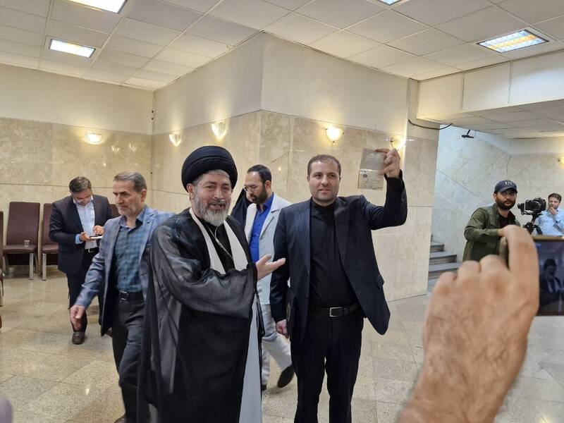 چه کسانی داوطلب کاندیداتوری انتخابات ریاست جمهوری شدهاند؟/ یک ارتشی نامزد انتخابات ۱۴۰۳ شد/ بازار داغ ثبتنام در روز چهارم/ ثبت نام ۲۰ کاندید تا پایان امروز +عکسوفیلم