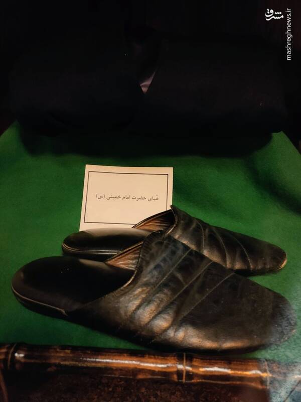 تصویری از قبا و نعلین امام خمینی (ره) در جماران