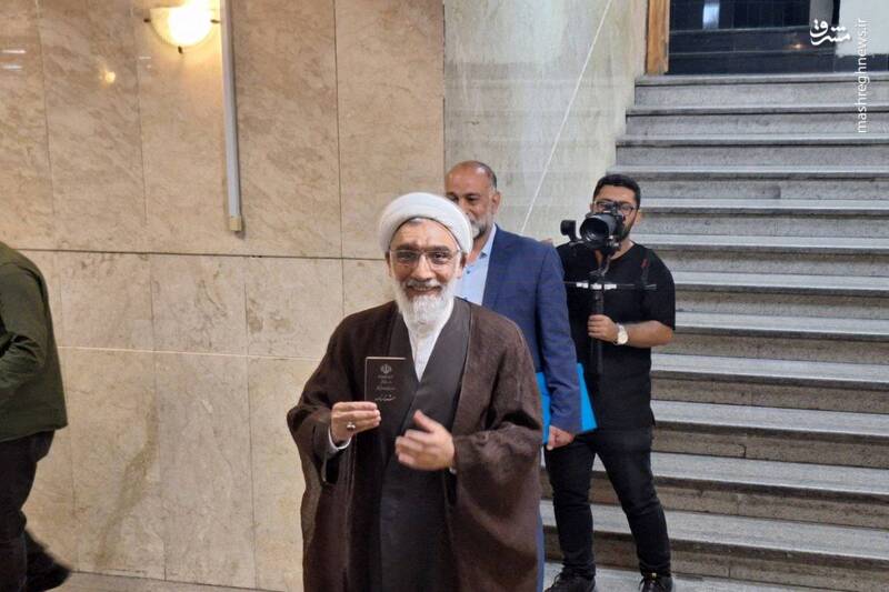 شلوغ ترین روز ستاد انتخابات/ قالیباف آمد /شمار کاندیدهای زن به چهار نفر رسید/ثبت داوطلبانی از وزیران فعلی و سابق تا نمایندگان ادوار/ ثبتنام۸۰ نفر قطعی شد +عکس و فیلم