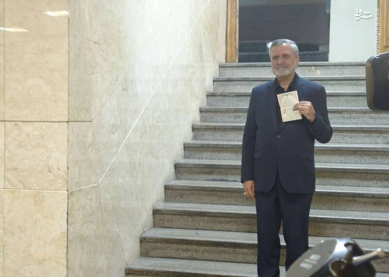 شلوغ ترین روز ستاد انتخابات/ قالیباف آمد /شمار کاندیدهای زن به چهار نفر رسید/ثبت داوطلبانی از وزیران فعلی و سابق تا نمایندگان ادوار/ ثبتنام۸۰ نفر قطعی شد +عکس و فیلم