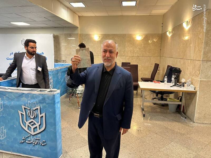 شلوغ ترین روز ستاد انتخابات/ قالیباف آمد /شمار کاندیدهای زن به چهار نفر رسید/ثبت داوطلبانی از وزیران فعلی و سابق تا نمایندگان ادوار/ ثبتنام۸۰ نفر قطعی شد +عکس و فیلم