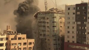 لحظه هدف قرار گرفتن یک ساختمان در غزه