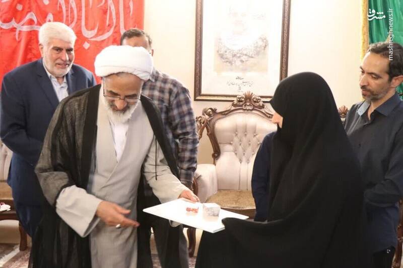 هدیه رهبر انقلاب به خانواده شهید زاهدی+ عکس
