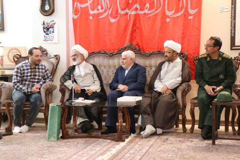 هدیه رهبر انقلاب به خانواده شهید زاهدی+ عکس